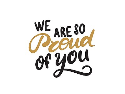 Gratulation zur Zwischenprüfung! In Schwarz und Gold geschriebener Schriftzug "We are so proud of you".