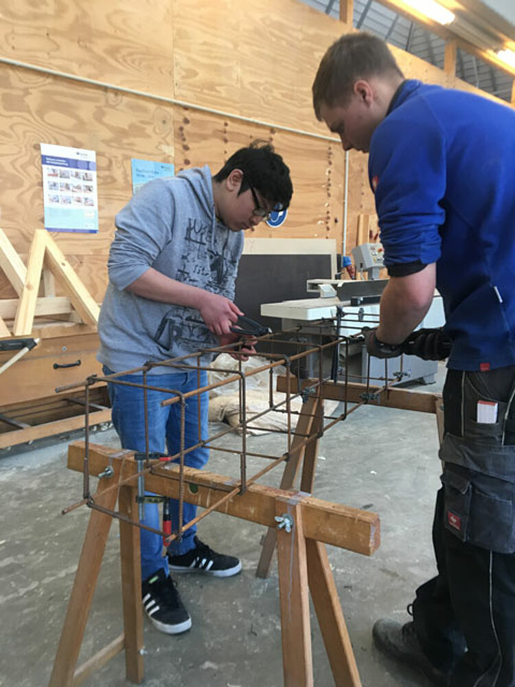Exkursion der Jugendwerkstatt zur HWK und ins Bauindustriezentrum Exkursion der Jugendwerkstatt zur HWK und ins Bauindustriezentrum