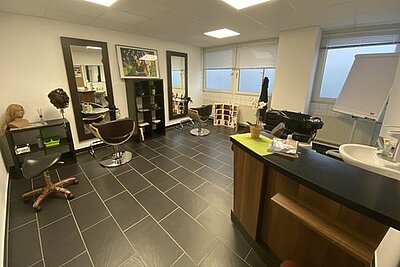 Berufsorientierung Friseur*in – nun haben wir auch die Haare schön Berufsorientierung Friseur*in – nun haben wir auch die Haare schön