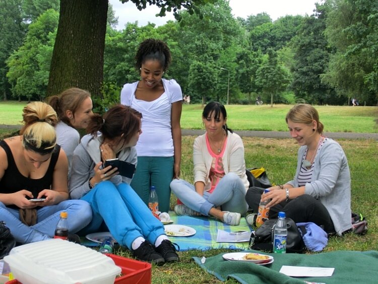 Führung durch die Straße der Menschenrechte und Picknick zum Schuljahresausklang Führung durch die Straße der Menschenrechte und Picknick zum Schuljahresausklang