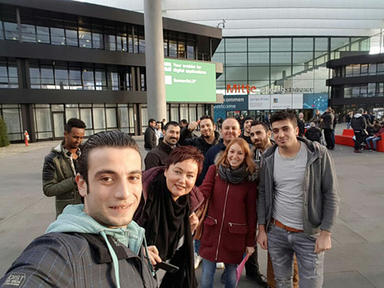 Ausbilder und Schüler gemeinsam auf Messe "sps ipc drives" Ausbilder und Schüler gemeinsam auf Messe "sps ipc drives"