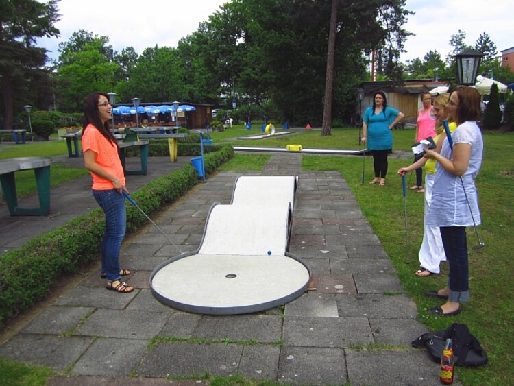 Kaufleute für Bürokommunikation messen sich im Minigolf Kaufleute für Bürokommunikation messen sich im Minigolf