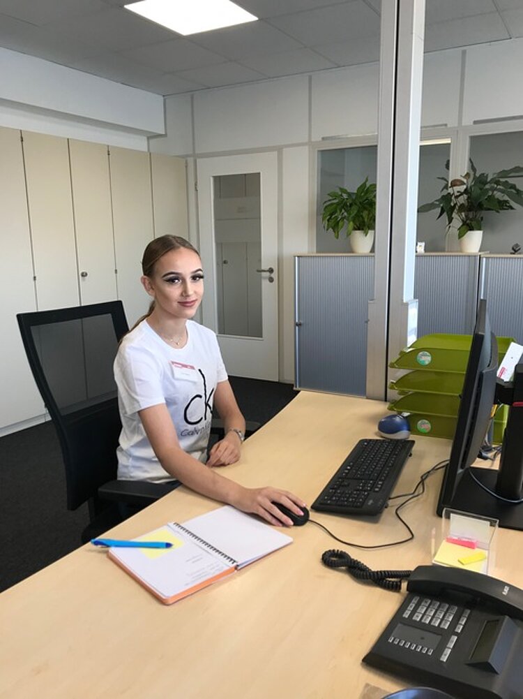 Auszubildende Celina Theiss startet ihre Ausbildung beim Euro-Bildungswerk Nürnberg