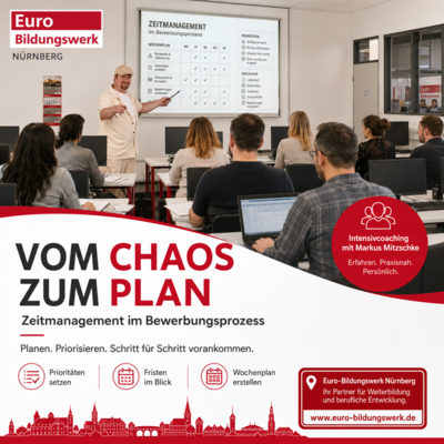 Ein Seminarraum mit mehreren Teilnehmenden des EBW Nürnberg, die an Tischen sitzen und nach vorne blicken. Im Vordergrund steht ein Mann im hellen Hemd, der auf eine große Leinwand zeigt. Auf der Leinwand ist eine Tabelle mit dem Titel 'ZEITMANAGEMENT im Bewerbungsprozess' und mehreren Spalten und Häkchen zu sehen. Im unteren Bereich des Bildes befindet sich ein grafisches Element mit dem Schriftzug 'VOM CHAOS ZUM PLAN' und weiteren Informationen zum Thema Zeitmanagement im Bewerbungsprozess. Das Logo 'Euro Bildungswerk Nürnberg' ist oben links platziert. Rechts unten sind weitere Informationen und ein Weblink zu sehen.