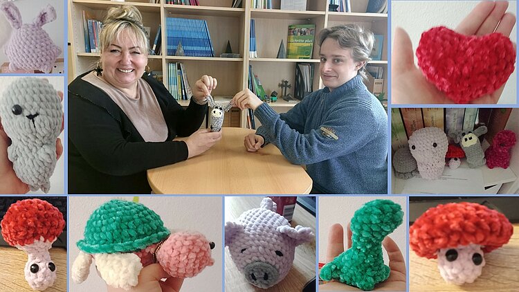 Collage mit selbstgehäkelten Kuscheltierchen: In der Mitte sitzen eine Frau und ein Jugendlicher am Tisch und zeigen ein kleines gehäkeltes Tier; rundherum sind Nahaufnahmen von gehäkelten Figuren wie Hase, Maus, Schildkröte, Pilz sowie ein rotes Herz.