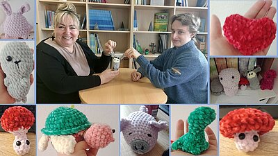 Collage mit selbstgehäkelten Kuscheltierchen: In der Mitte sitzen eine Frau und ein Jugendlicher am Tisch und zeigen ein kleines gehäkeltes Tier; rundherum sind Nahaufnahmen von gehäkelten Figuren wie Hase, Maus, Schildkröte, Pilz sowie ein rotes Herz.