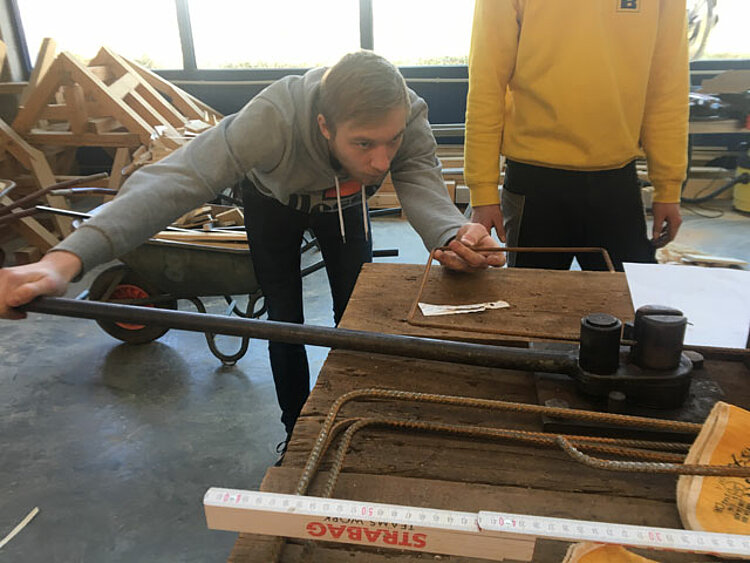 Exkursion der Jugendwerkstatt zur HWK und ins Bauindustriezentrum Exkursion der Jugendwerkstatt zur HWK und ins Bauindustriezentrum