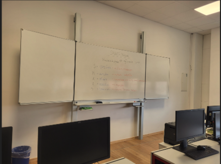 Auf einer weißen Tafel stehen Lehrinhalte für die Kurs "Grundkompetenz".