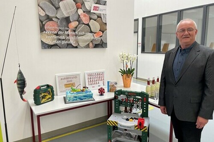 Eine Abschiedsfeier unter Kolleg*innen für Herrn Mößel