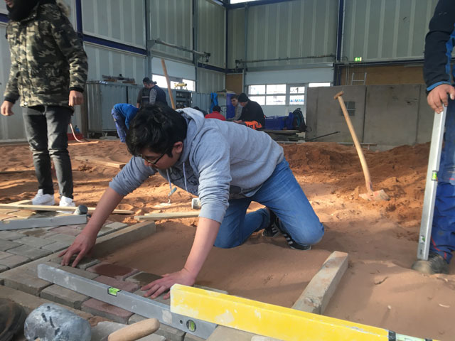Exkursion der Jugendwerkstatt zur HWK und ins Bauindustriezentrum Exkursion der Jugendwerkstatt zur HWK und ins Bauindustriezentrum-1