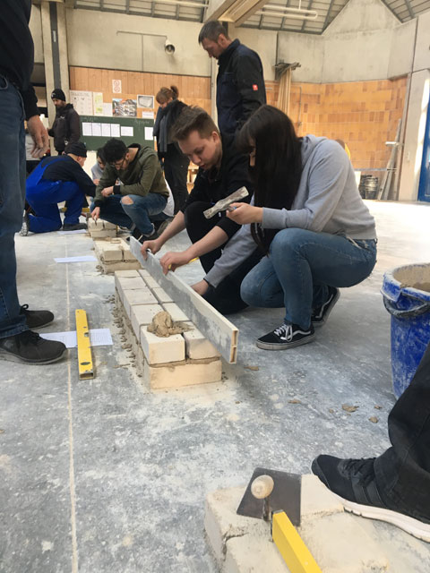 Exkursion der Jugendwerkstatt zur HWK und ins Bauindustriezentrum Exkursion der Jugendwerkstatt zur HWK und ins Bauindustriezentrum-2