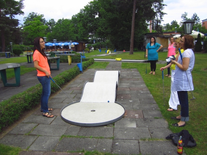 Kaufleute für Bürokommunikation messen sich im Minigolf Kaufleute für Bürokommunikation messen sich im Minigolf-2