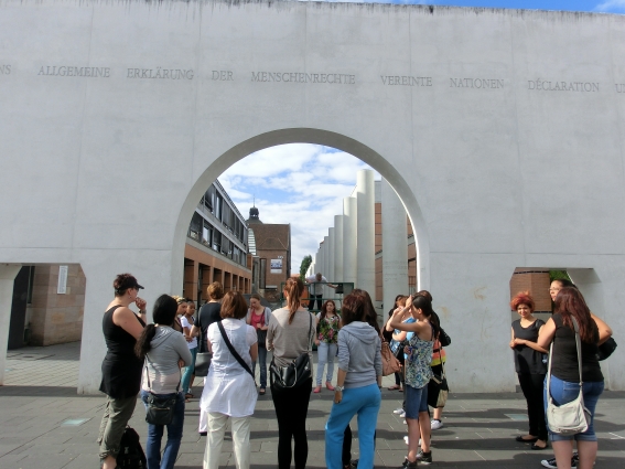 Führung durch die Straße der Menschenrechte und Picknick zum Schuljahresausklang Führung durch die Straße der Menschenrechte und Picknick zum Schuljahresausklang-3