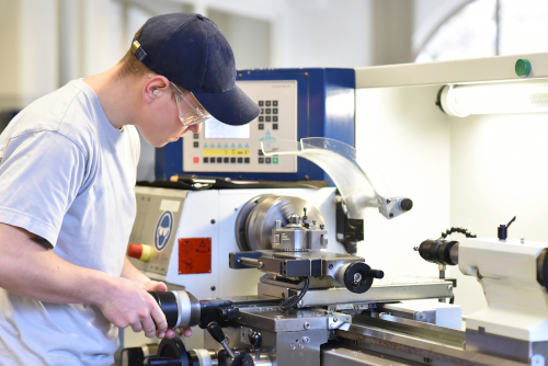 Digitales Arbeiten oder technisch-gewerblicher Unterricht in Zeiten einer Pandemie Digitales Arbeiten oder technisch-gewerblicher Unterricht in Zeiten einer Pandemie-1
